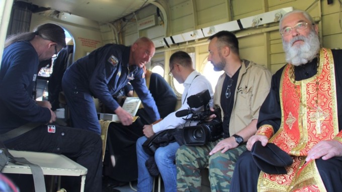 Священнослужители погрузили в самолет святую воду / Фото: tvernews.ru