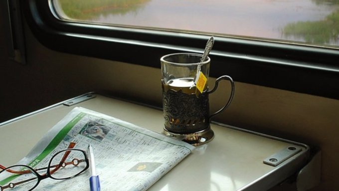 На столике в поезде лежали чужие очки / Фото: Twitter.com