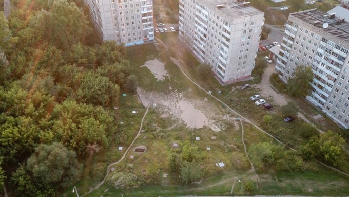 Стоят одни ворота, турник, брусья и погреба, половина из которых давно заброшены / Фото: politsib.ru