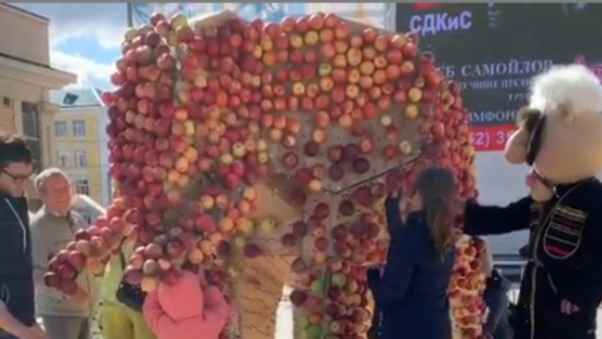Слона из яблок восстанавливают в Ставрополе / Фото: кадр из видео