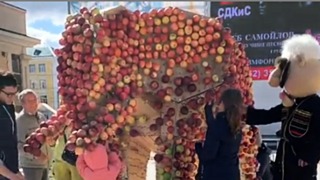 Слона из яблок восстанавливают в Ставрополе / Фото: кадр из видео