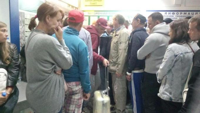 Всех ожидающих обеспечили питанием и гостиницей / Фото: Amic.ru, Александр Соколов