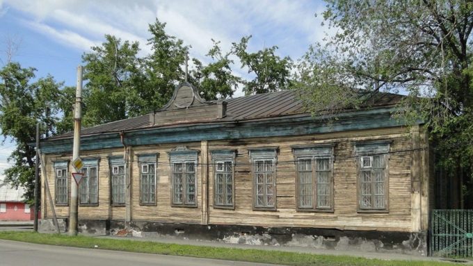 Одноэтажное деревянное здание школы / Фото: altayrealt.ru