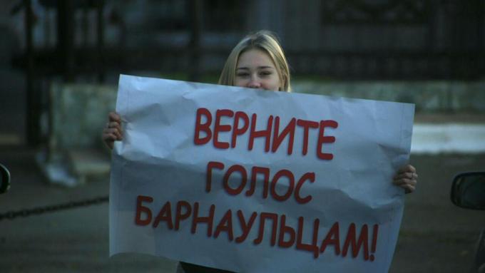 Одиночный пикет за выборы главы Барнаула / Фото: Екатерина Смолихина / Amic.ru