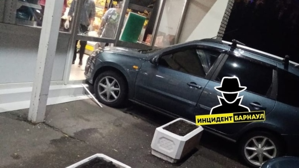 Петушки лексус на отбойнике май. Лексус на бордюре. Занесло на бордюр. Лексус поребрик. Поребрик на трассе.