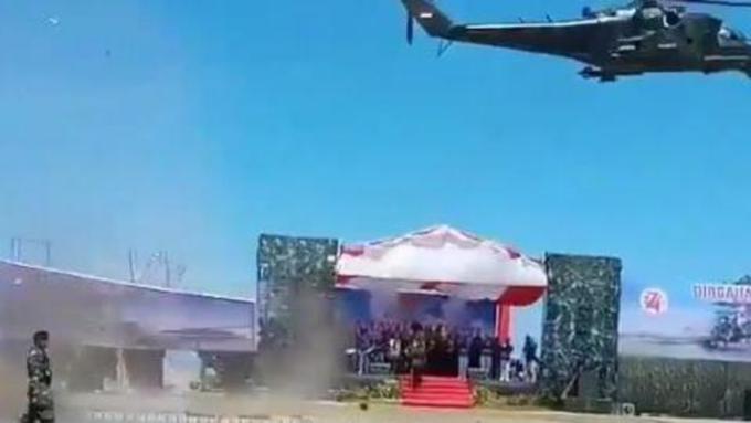 Следом за солдатами пролетает вертолет / Фото: кадр из видео