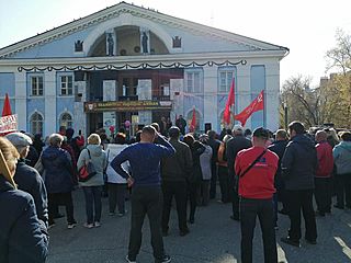 Около 300 человек митингуют против закрытия роддома в Новоалтайске