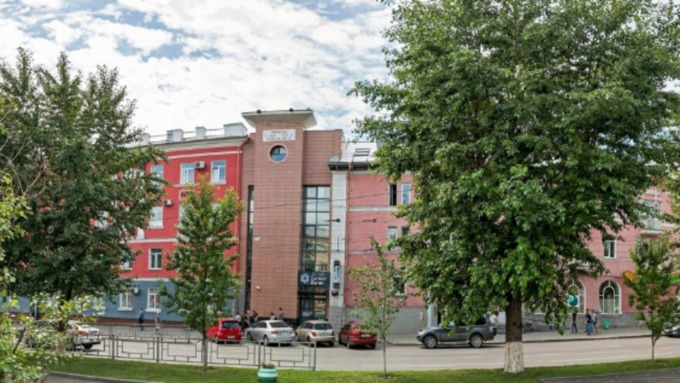 Здание построили между двумя зданиями / Фото: altayrealt.ru 
