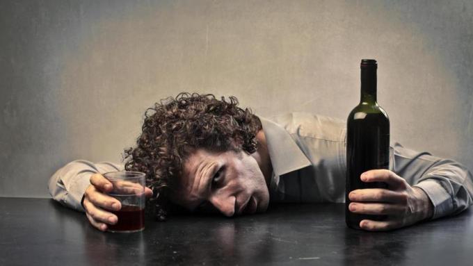 Какие признаки свидетельствуют об алкоголизме у человека? / Фото: srazu.pro