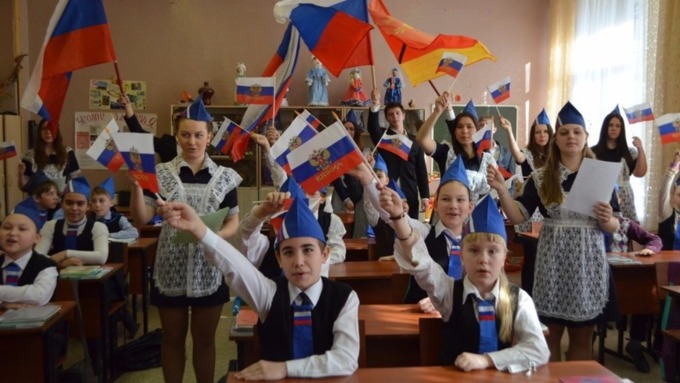 Школьникам раздадут белые, голубые и красные воздушные шары / Фото: vogazeta.ru