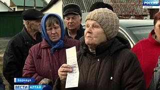 Жители улицы Кулундинской в Барнауле / Фото: скрин с YouTube 