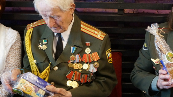 Ветеран получил любопытный подарок / Фото: Medved-centr.ru