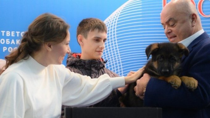 Глава кинологической федерации принес лучшего щенка / Фото: deti.gov.ru