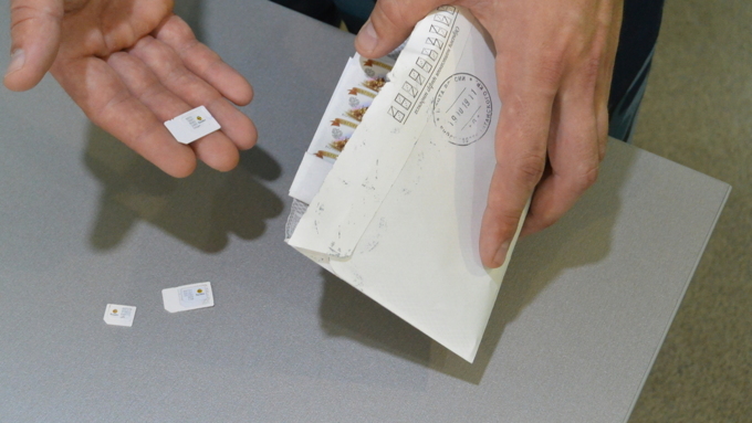 В конверты были спрятаны SIM-карты / Фото: пресс-служба УФСИН России по Алтайскому краю