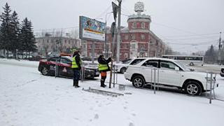 Коммунальщики красят дорожные столбы серебрянкой / Фото: amic.ru, Елена Маслова