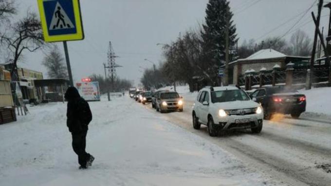 Пробки практически на всех главных улицах и проспектах города  / Фото: amic.ru