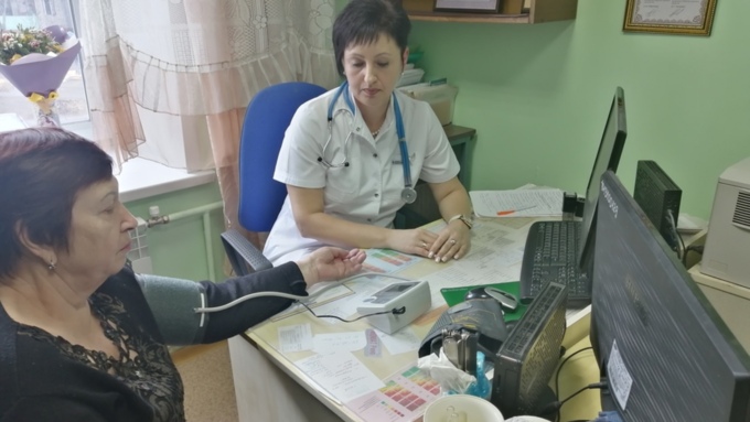 Участковый терапевт поликлиники № 9 Наталья Скворцова и пациент Галина Растворцева / Фото: amic.ru