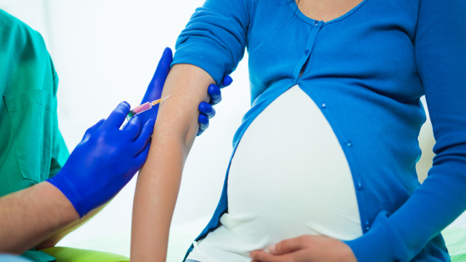 Прививка во время беременности защищает ребенка в первые месяцы жизни / Фото: etnamed.ru