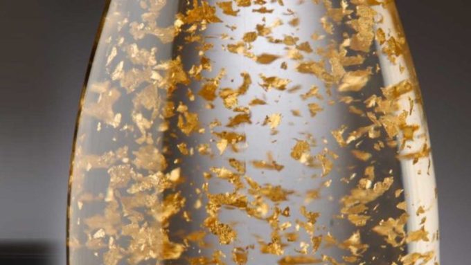 Ровно в полночь 10 января 2021 года "золотая водка" превратится в обычную / Фото: frullato.ru