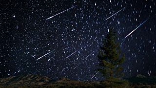 Быстрые метеоры белого цвета, рожденные остатками кометы / Фото: yahoo.com