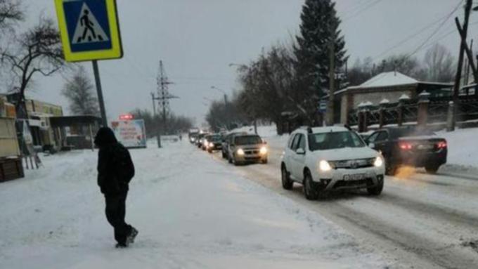 Пробки хоть и небольшие, но почти на всех главных улицах и проспектах города / Фото: amic.ru