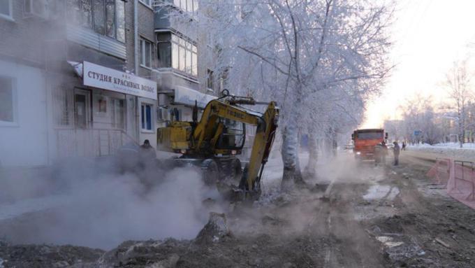 Порыв на теплосети в Барнауле / Фото: amic.ru, Екатерина Смолихина