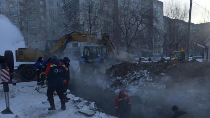 Устранена вторая авария за два дня / Фото: мэрия Барнаула
