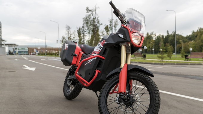 Мотоцикл заправляется от розетки и едет 100 км / Фото: katalogsaytov.mirtesen.ru