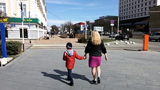 Мама гуляет с ребенком по городу / Фото: кадр из видео