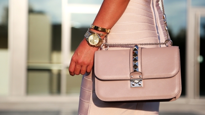 У девочки отняли дамскую сумочку Valentino за 1,5 тыс. евро / Фото: fashionhippieloves.com