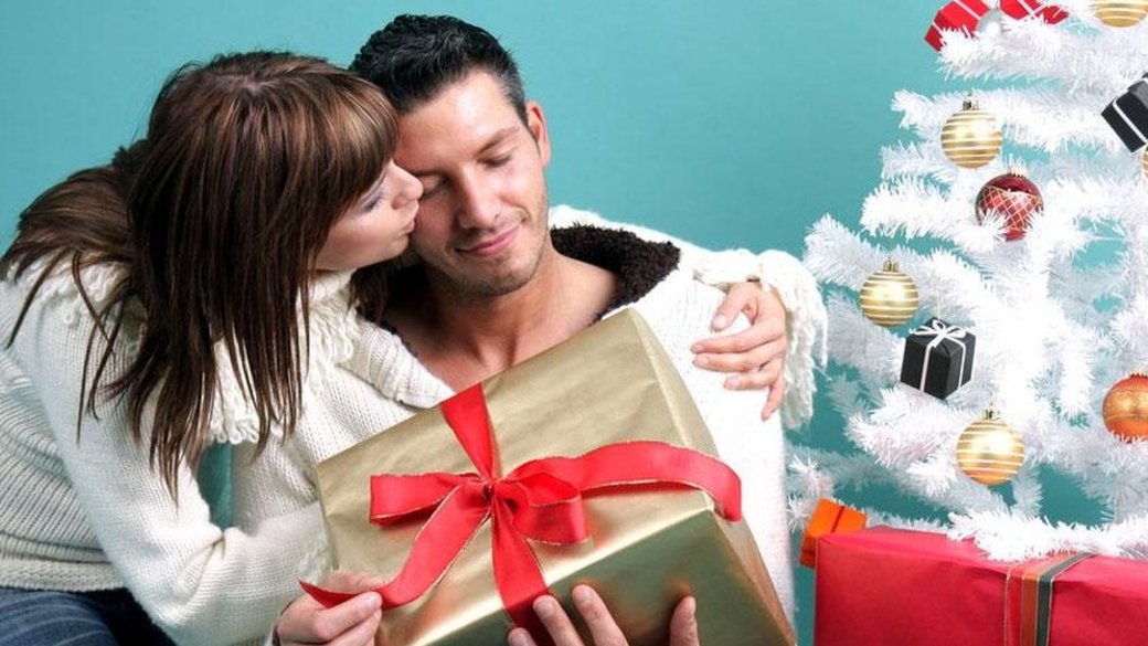 Сколько потратить на новый год. Что подарить мужу на новый год. Подарок мужу на новый год идеи. Ребенок получает подарок.
