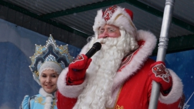 Дед Мороз и Снегурочка / Фото:Барнаул.орг