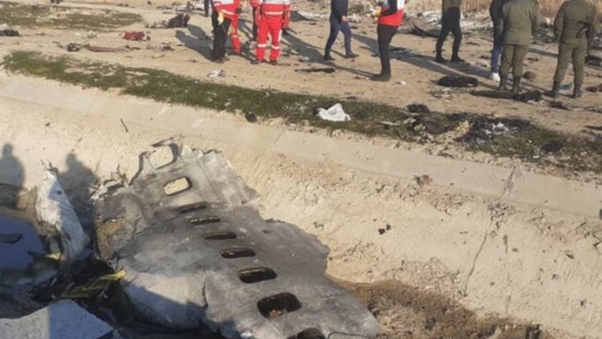 Обломки упавшего украинского самолета / Фото: пресс-служба "Красного полумесяца" Ирана