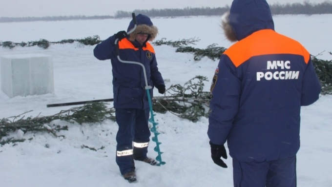 Сотрудники МЧС прверяют толщину льда / Фото: 22.mchs.gov.ru