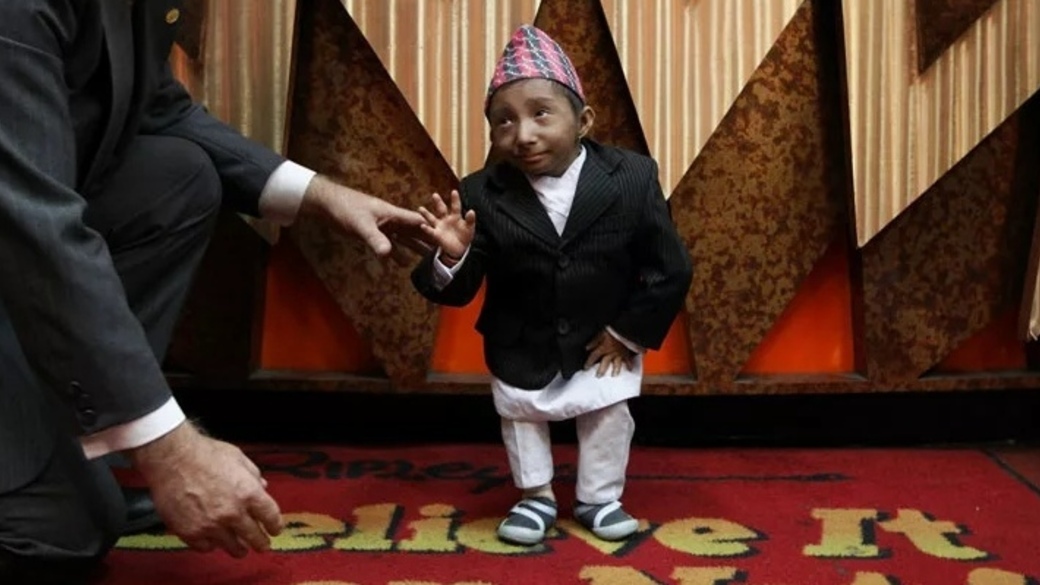 Самого обсуждаемого человека. Хагендра тапа Магар. Самый маленький человек в мире 2022. Самый низкий человек в мире. Самый низкий человек в мире 2022.