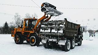 Уборка снега в Барнауле / Фото: Екатерина Смолихина / amic.ru 