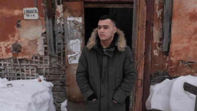 Давлат Шарипов возле того дома, в котором спас умирающую женщину / Фото: amic.ru / Вячеслав Мельников