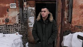 Давлат Шарипов возле того дома, в котором спас умирающую женщину / Фото: amic.ru / Вячеслав Мельников