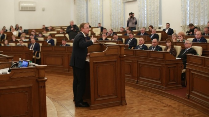 Губернатор Виктор Томенко на сессии АКЗС / Фото: Екатерина Смолихина / amic.ru