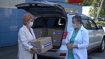Алтайские медики из ковидных госпиталей получают продуктовые наборы
