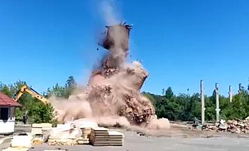 В Бийске на территории консервного завода снесли старую водонапорную башню. Видео