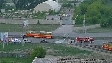 Иномарка на полной скорости протаранила трамвай в Барнауле