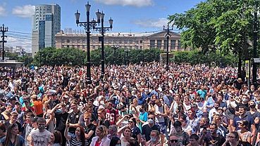 Жители Хабаровска устроили массовое шествие в поддержку задержанного губернатора