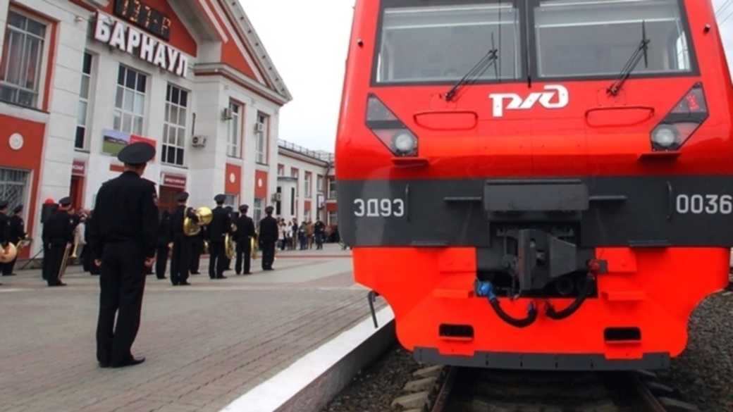 Ласточка барнаул новосибирск. Электричка в барнауле на вокзале. Электричка новокузнецк новосибирск. Станция барнаул ржд. Пригородный барнаул новосибирск.