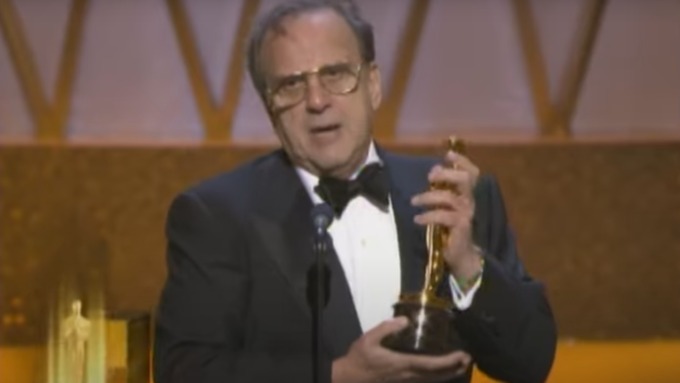 Рональд Харвуд на вручении премии "Оскар" / скриншот из видео
