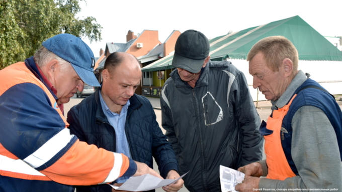 Сергей Решетов – слесарь аварийно-восстановительных работ цеха по эксплуатации водопроводных сетей (крайний справа)