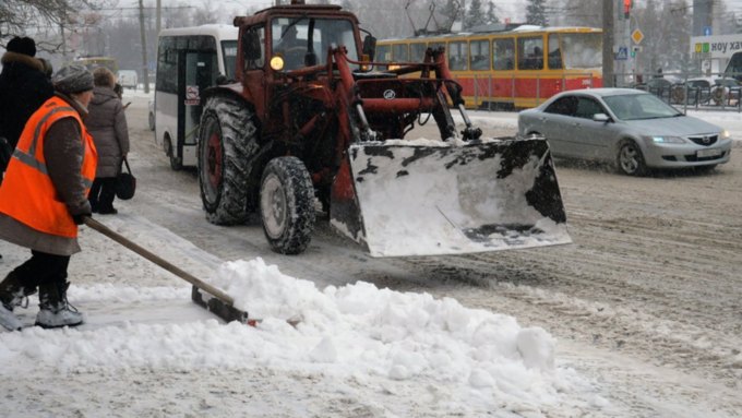Прошлой зимой очистка улиц давалась дорожникам с трудом / Фото: amic.ru / Екатерина Смолихина