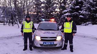 Экипаж ДПС, спасший замерзающих водителей в Барнауле / Фото: региональное ГУ МВД России 