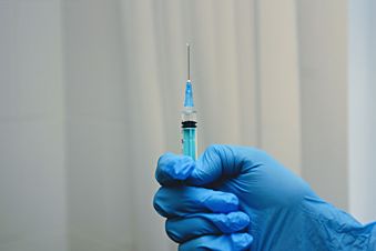 Алтайский край вошел в десятку регионов с самой доступной вакциной от ковида