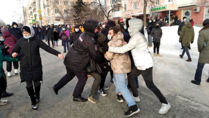 Несанкционированная акция в поддержку Навального в Барнауле / amic.ru